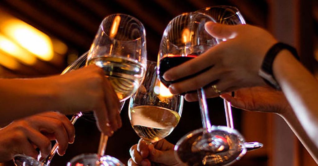 Excesso de álcool em festas e o sistema digestivo: o que muda